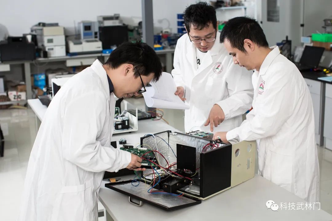 浙江清华长三角研究院的科研人员正在进行仪器设备分测实验.