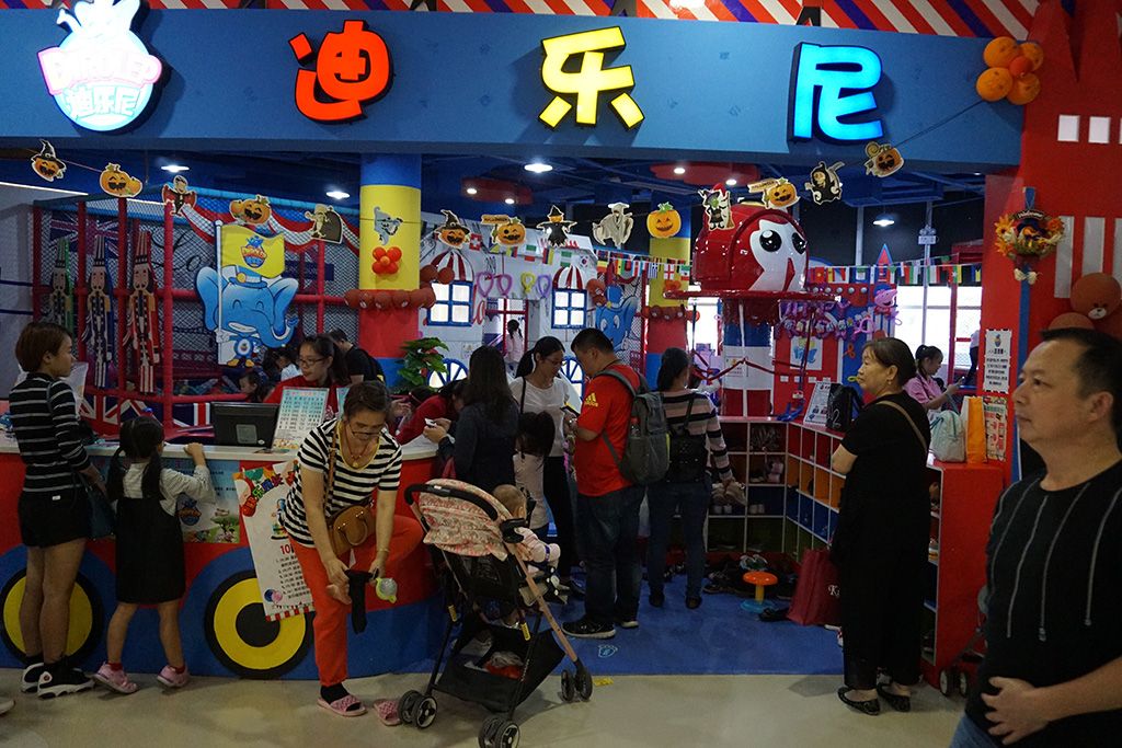 迪乐尼游乐场带您穿越动画王国,与卡通角色们一起游玩