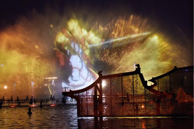 套餐包含:大明湖南门码头夜航游船>纷樱轩船站下船>明湖秀西检票口