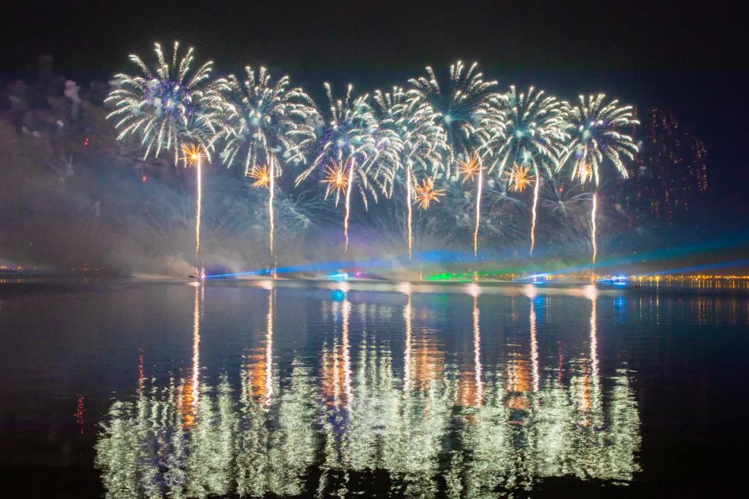 绚烂烟花点亮滴水湖夜空2022新年烟花秀完美落幕