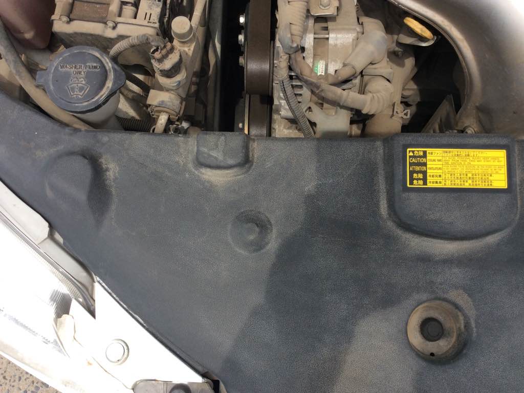 卡罗拉节温器安装在汽车的下水管和发电机底部位置,它是发动机冷却