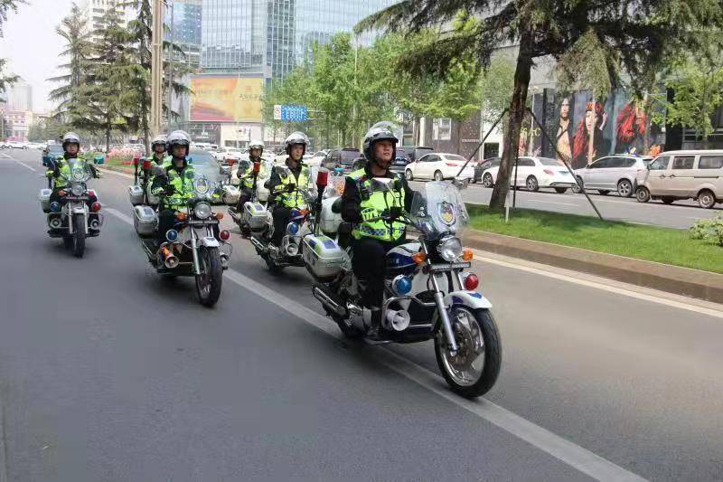 成都交警人南铁骑队董阳:值守成都中轴线三年 完成500余次保障,救助