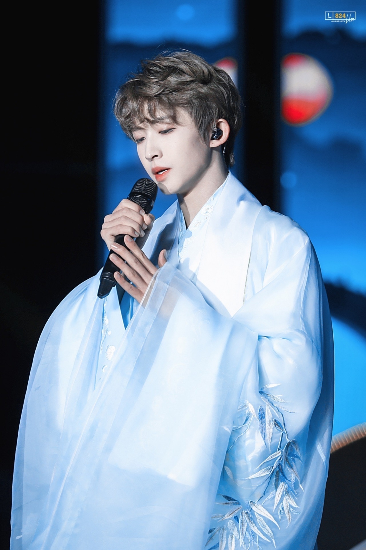 刘宇笑起来好治愈啊,穿汉服帅气又潇洒,不愧是"国风美少年"