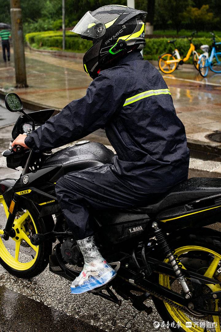 摩托骑手自制防雨靴