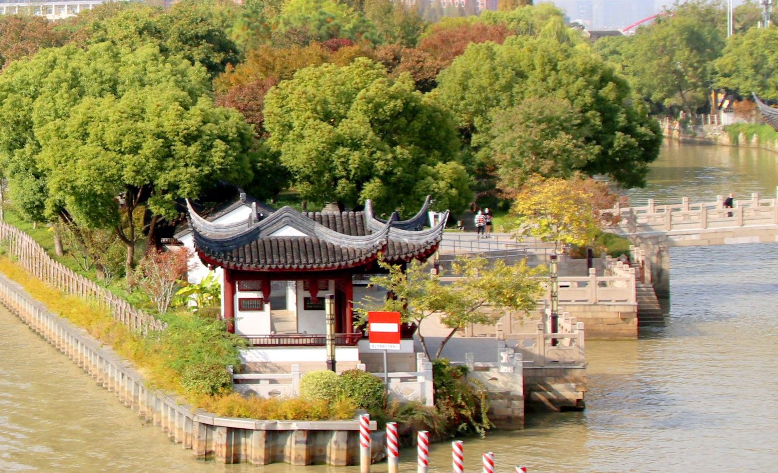 江苏苏州:枫桥景区色彩斑斓 秋色迷人