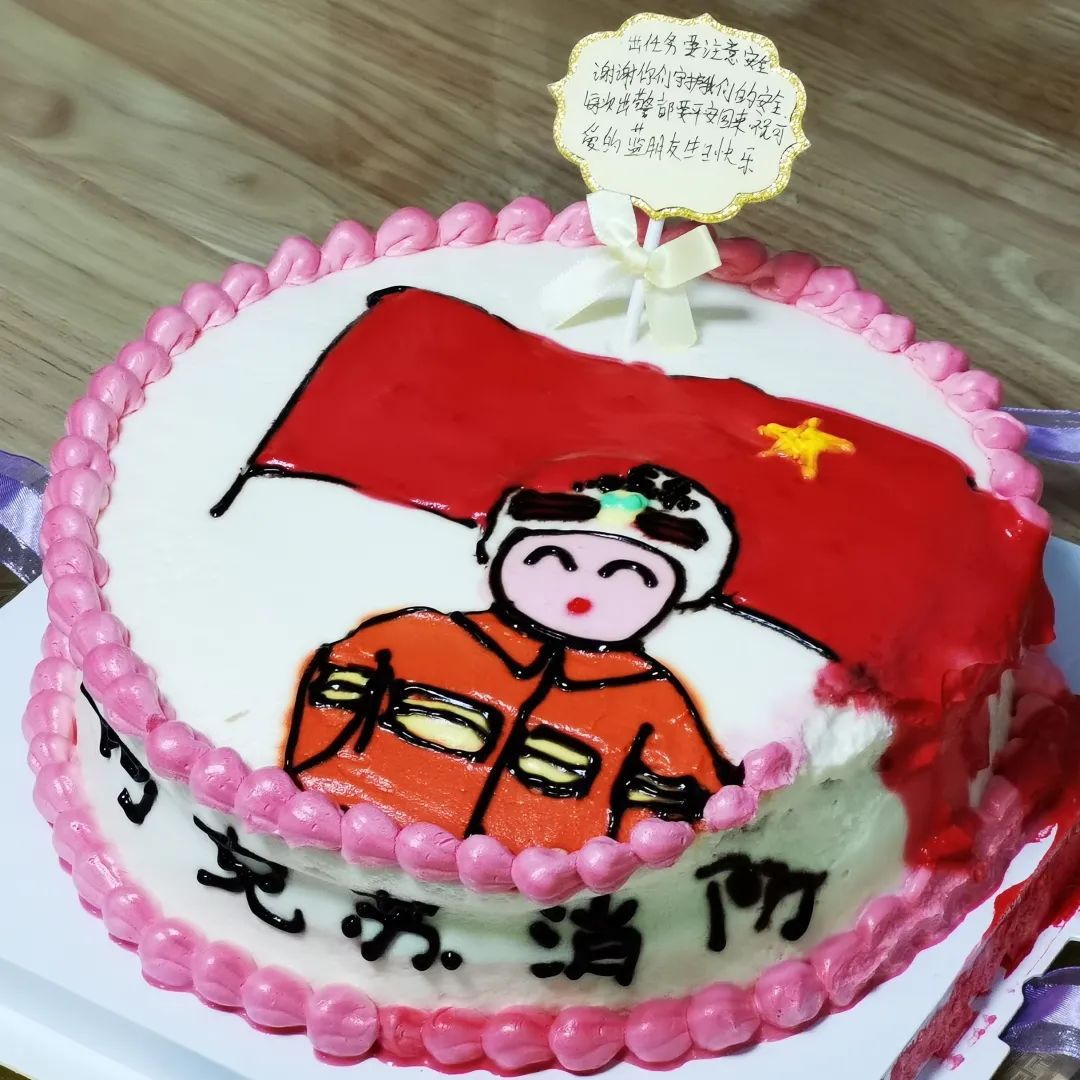 送给消防员的蛋糕:希望每次出警都平安回来
