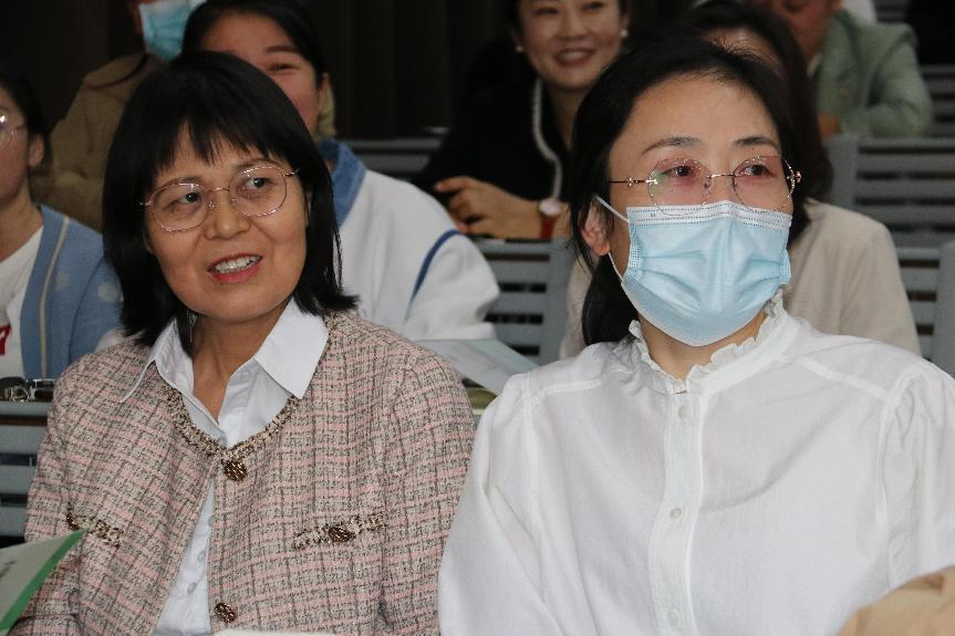做快乐老师享幸福人生神木市家庭教育巡讲走进神木二中