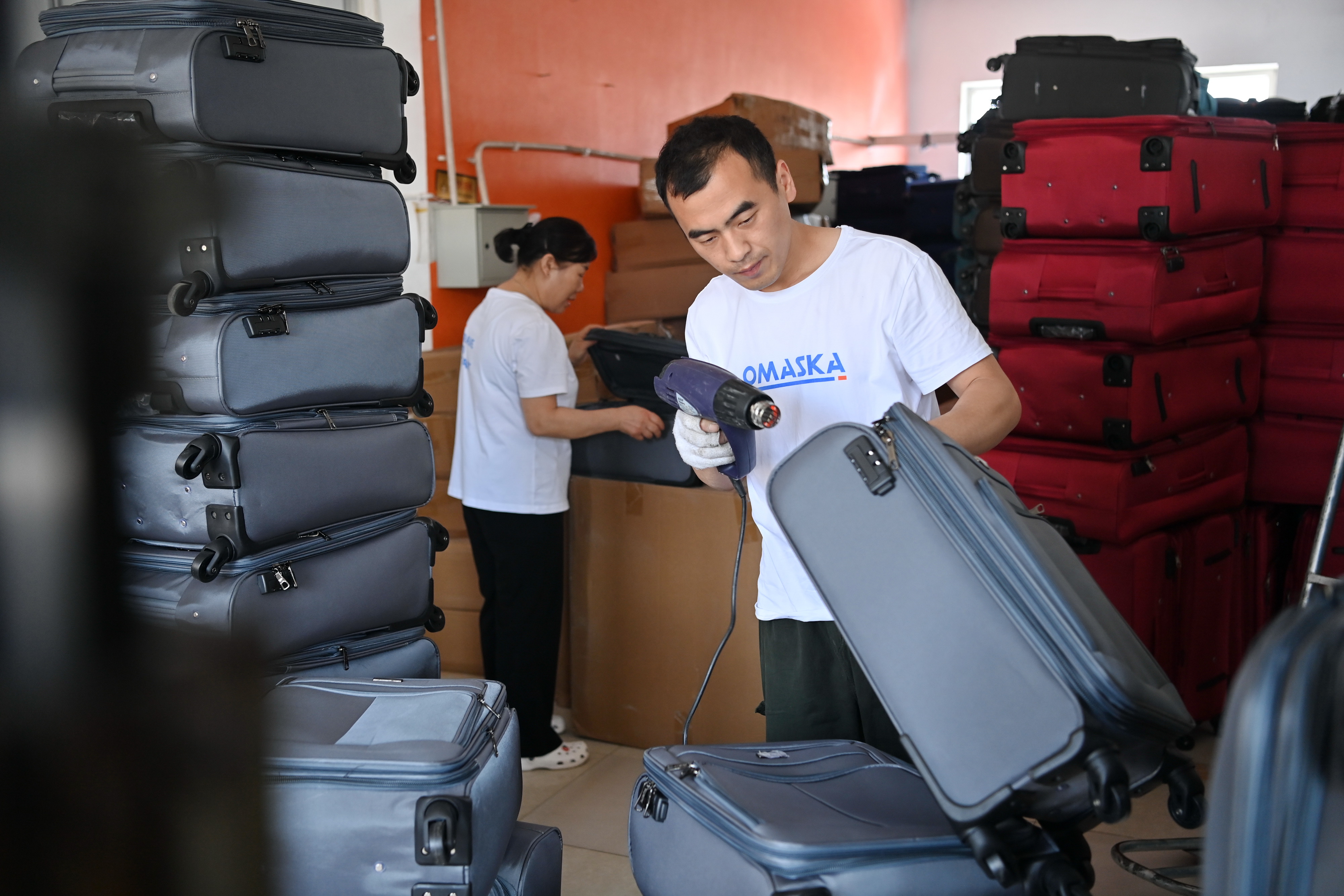 (经济)河北白沟:箱包外贸订单生产忙