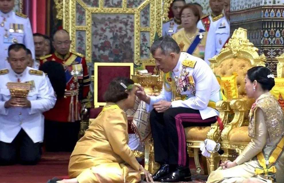 42年前玛哈出访尼泊尔与国王把酒言欢,如今一个破灭一个前路难测