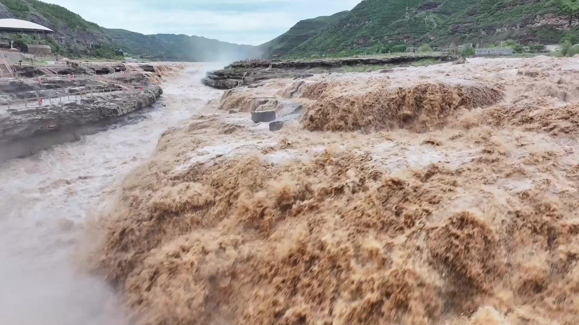 秋日黄河壶口"金瀑"飞流 如万马奔腾
