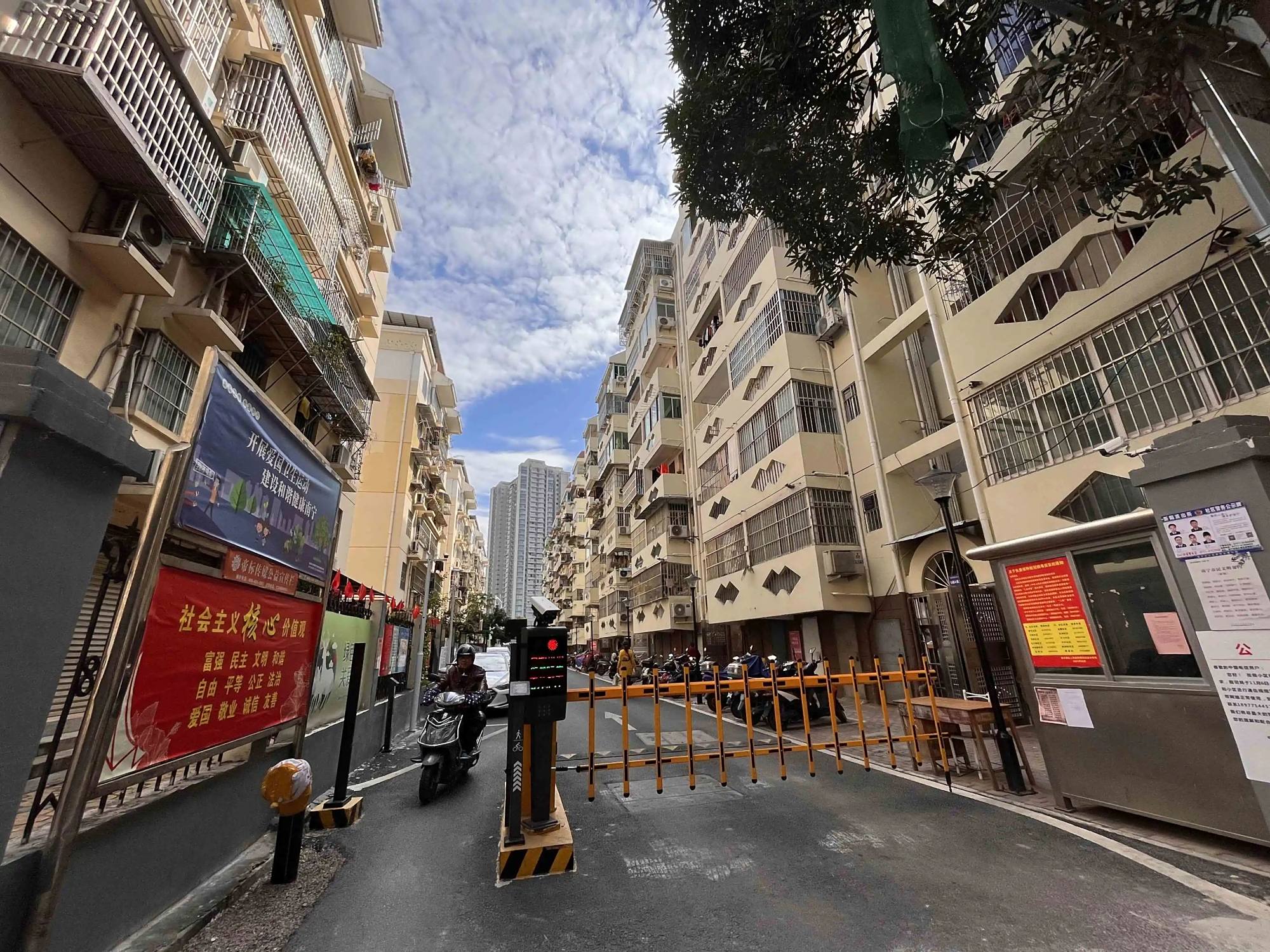 站在门口可以看到,小区道路已经全面重新铺装,出入口装上全新的耽闸