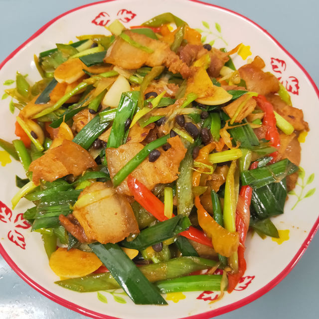 蒜苗炒五花肉,蒜香浓郁,美味下饭菜