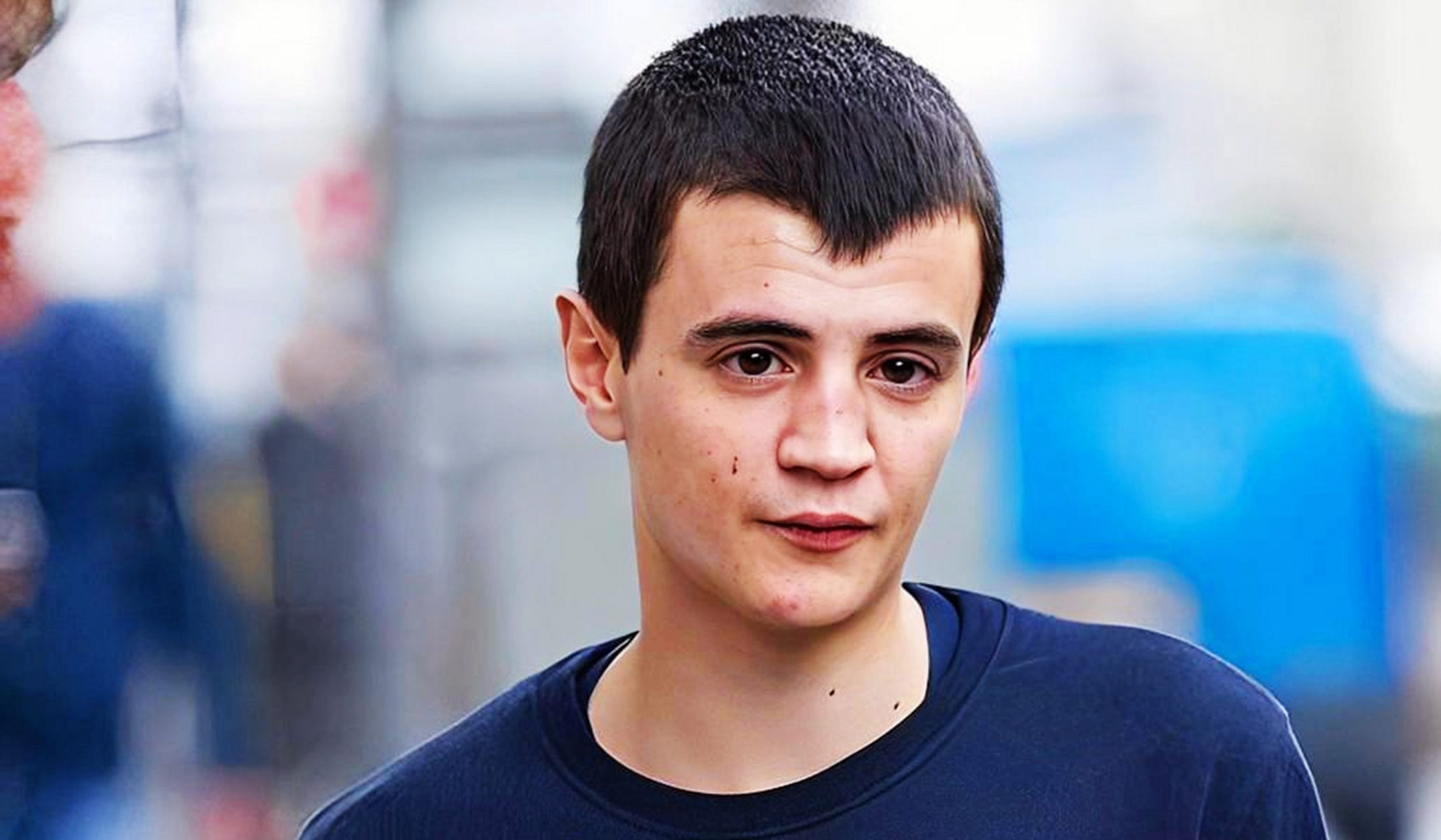 2009年,14岁的·仙黛尔生下了13岁的阿尔菲·男孩.