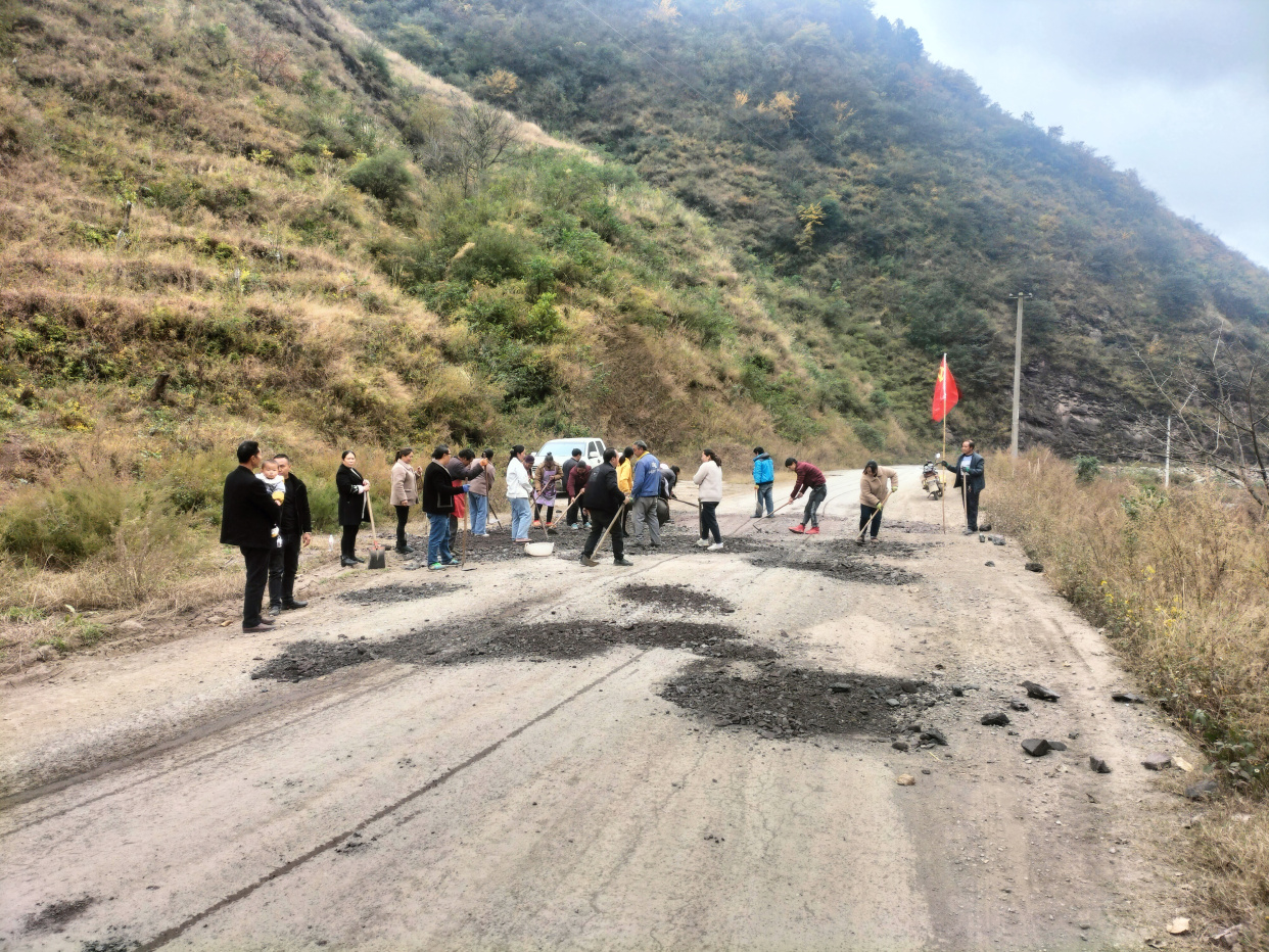 「我为群众办实事」赫章县财神镇:开展农村道路维护志愿活动