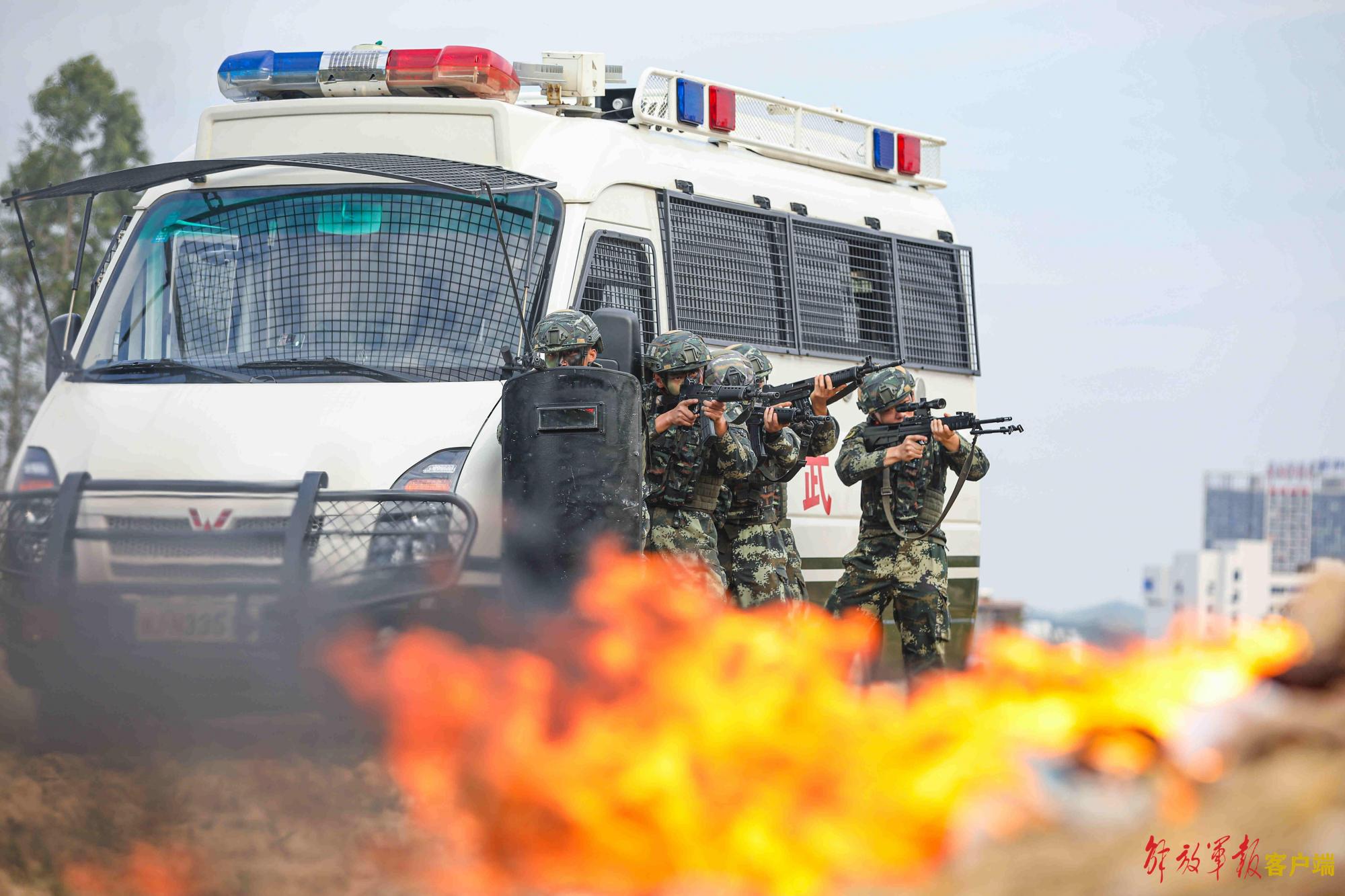 炫酷!直击武警官兵山地捕歼演练现场