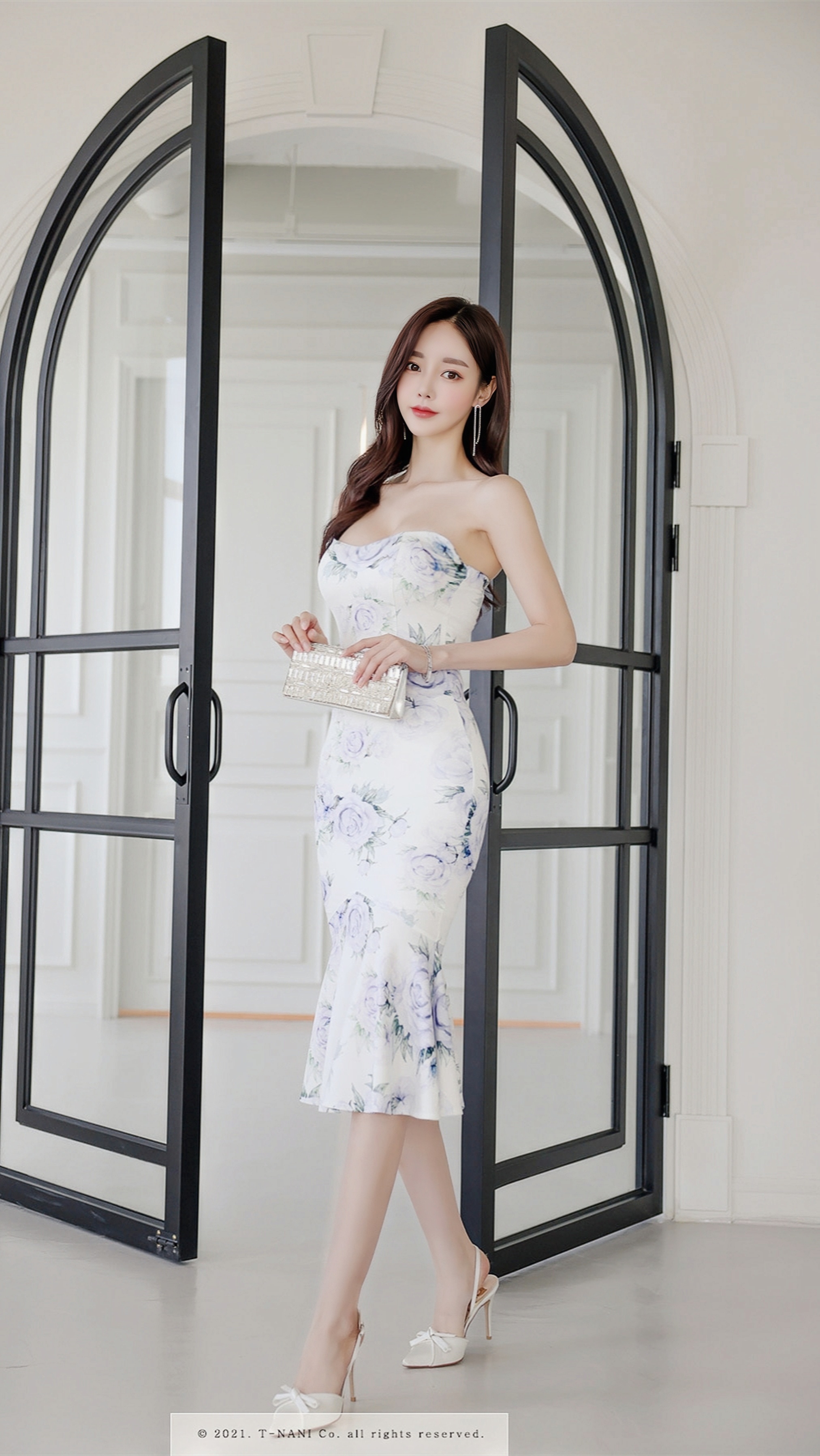 身材性感的模特,让水墨印花裙充满灵魂