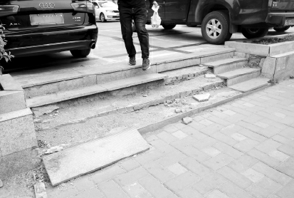 台阶"豁牙露齿"地面坑洼不平