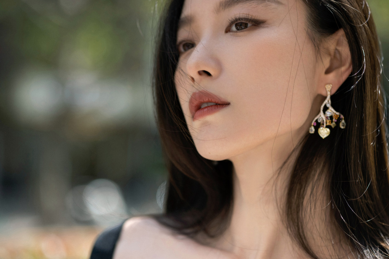 倪妮脸部特写发丝飘动演绎迷离美感这场美如梦般的邂逅你不可错过