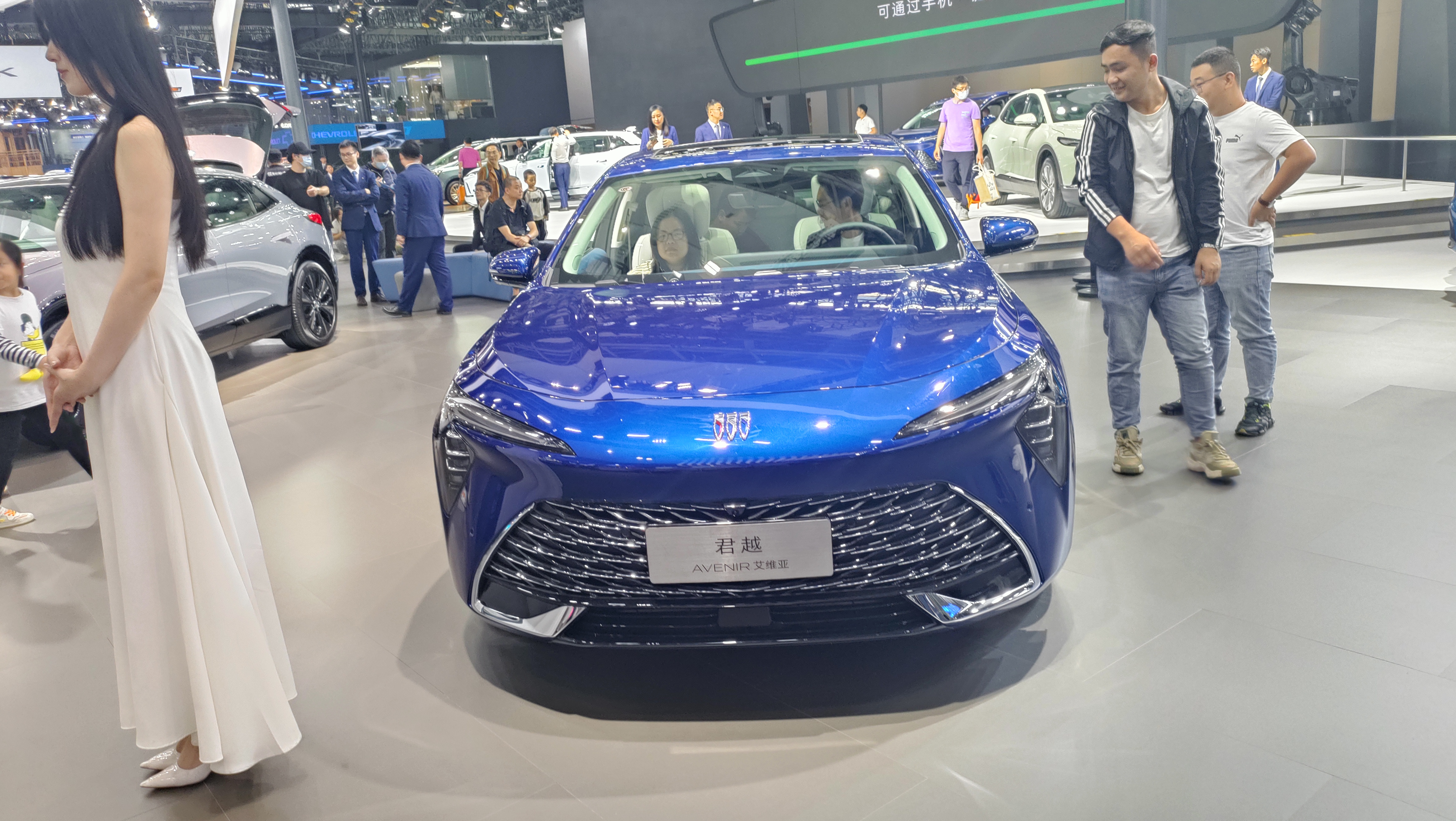 车展中,我有幸参观了别克展台上的汽车,目光被一辆别克君越吸引住了