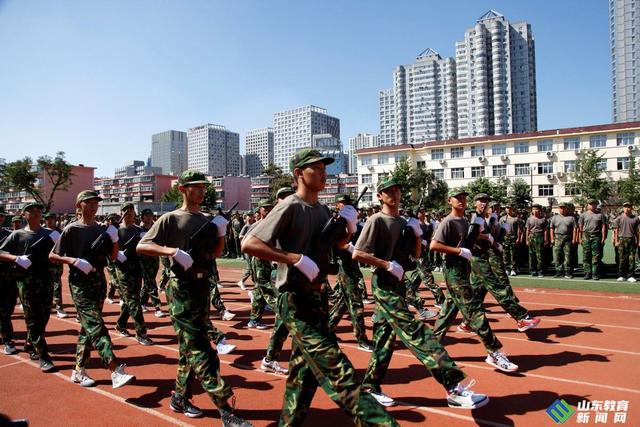 小萌新霸氣亮相!省實驗中學中心校區舉行新生軍訓結訓儀式