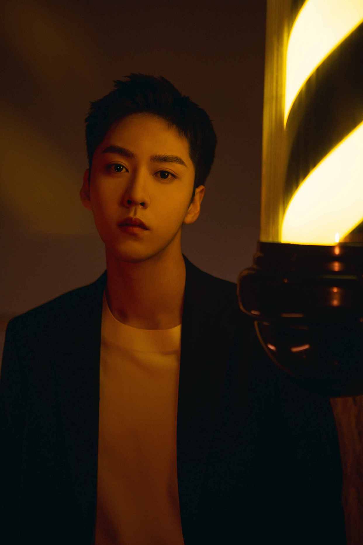 王加一出席曹斐个展 献唱金曲致敬经典