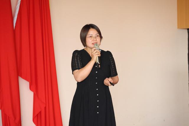 富源县第六中学举行教师读书慧谈活动
