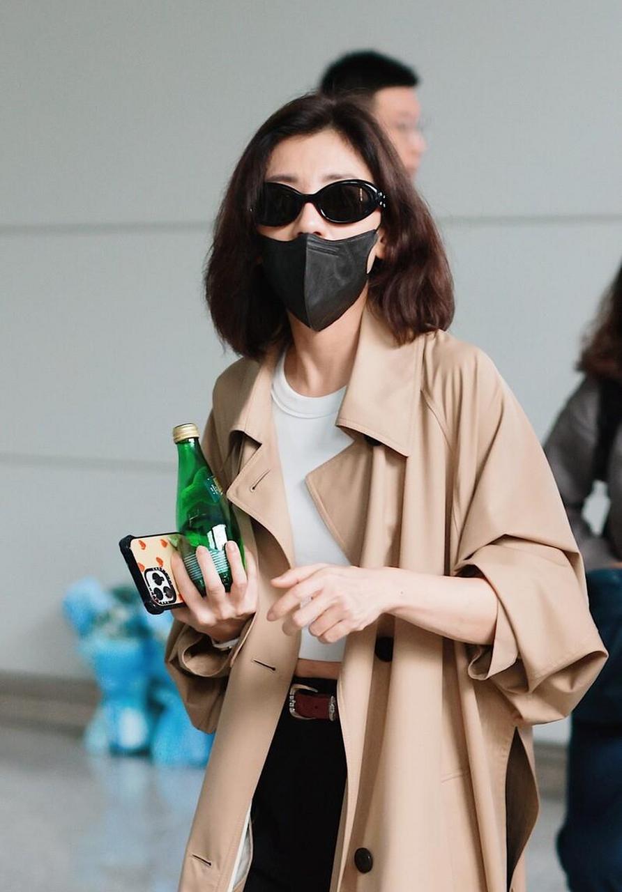 今天贾静雯亮相北京机场,她这次搭配的非常有风度,看上去超有大牌明星