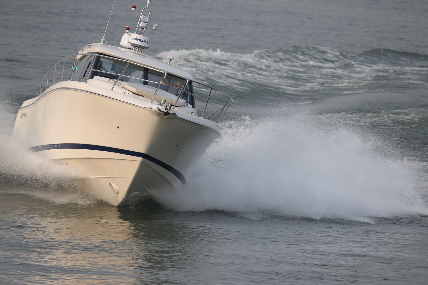 中国船东的定制的36尺钓鱼艇,价格约100万人民币