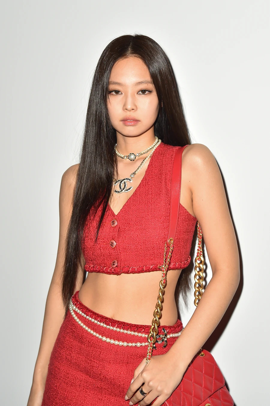 blackpink成员jennie红色经典造型c位出席香奈儿巴黎时装周大秀