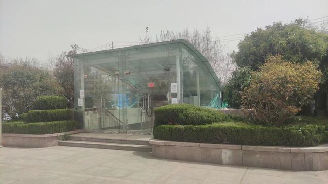 做好日常保洁 海琴广场展新颜