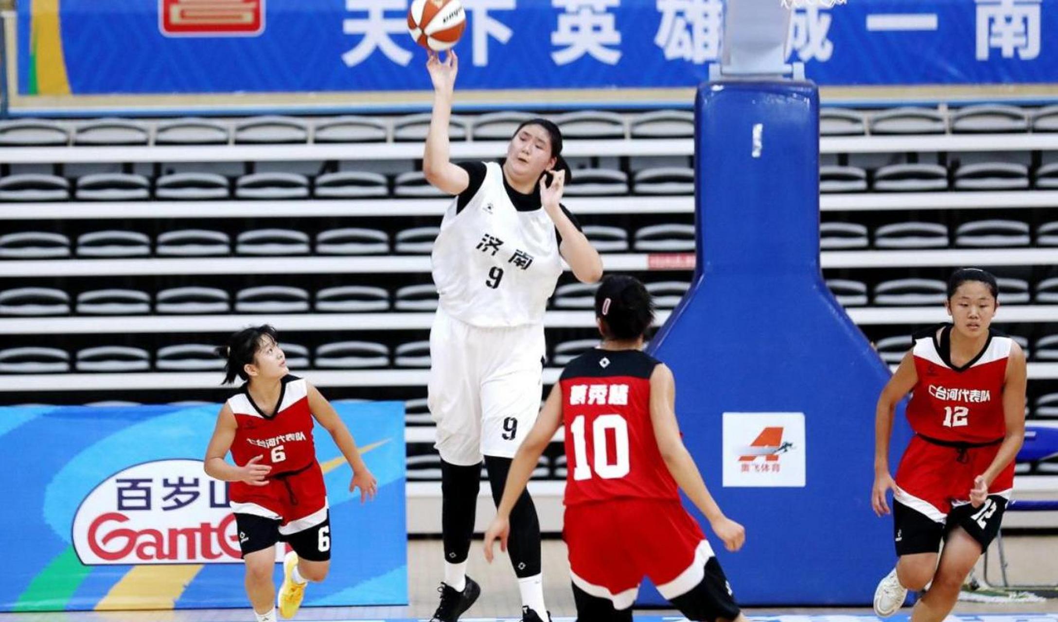 苏群:说实话,在未来,中国女篮或许将掀起一场篮球风暴,而这场风暴的