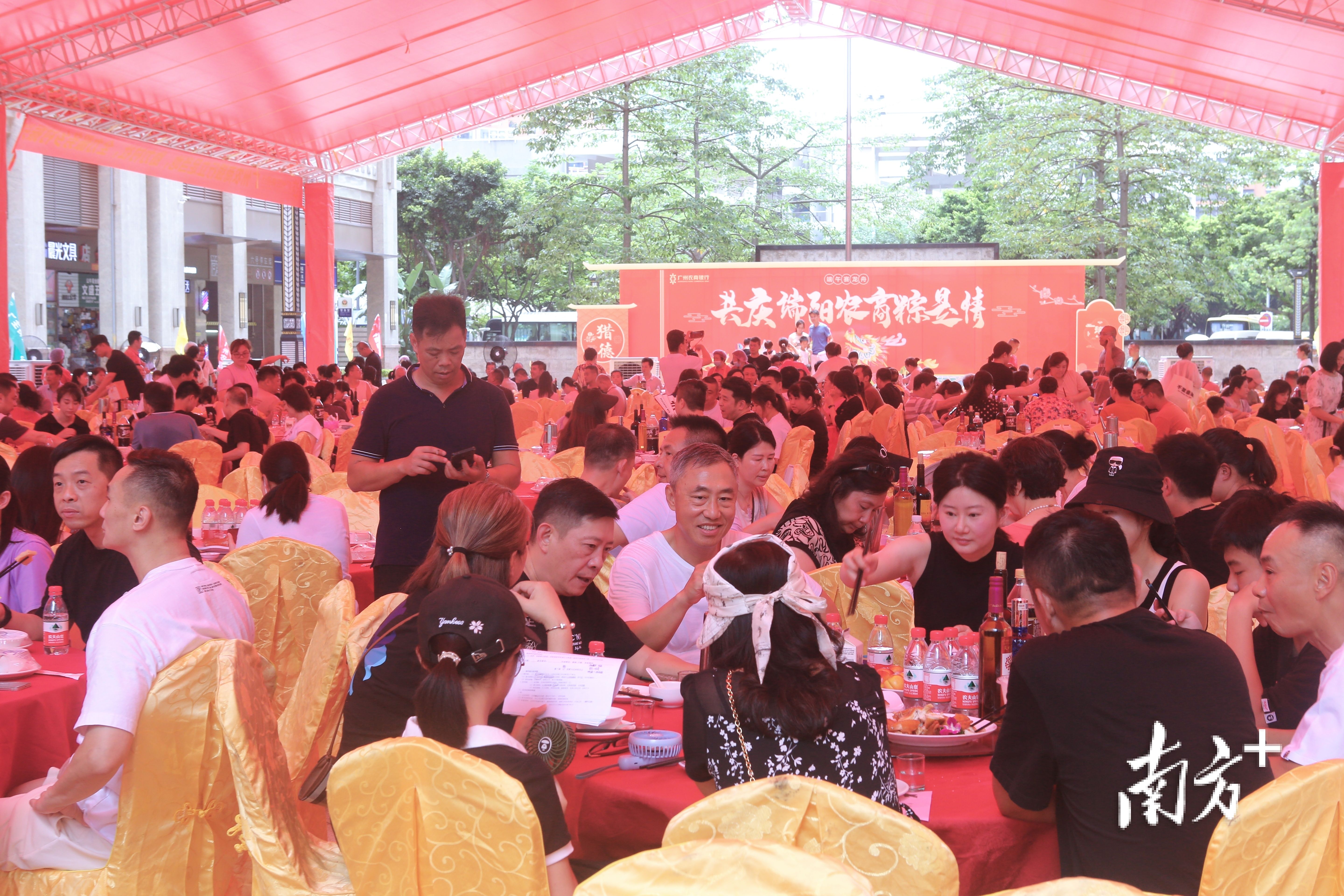 多图|近500围!广州猎德村最大规模端午龙船饭开席