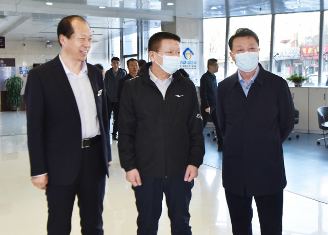 武跃飞在市政务大厅调研优化营商环境工作