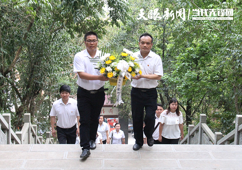 册亨县实验小学党员干部清明前夕烈士陵园祭英烈