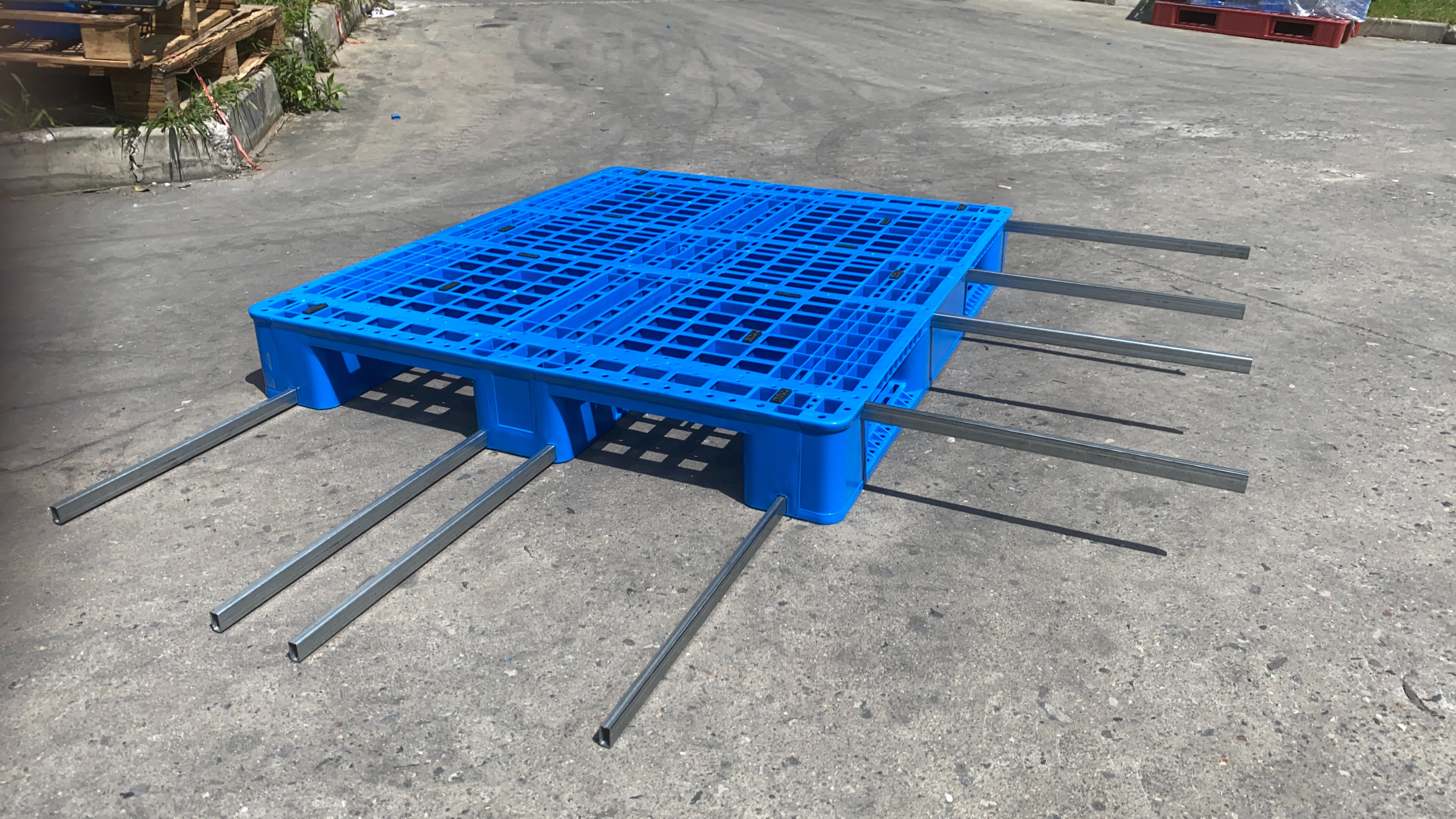 塑料托盘为什么要加钢管?一般需要加几根钢管呢?