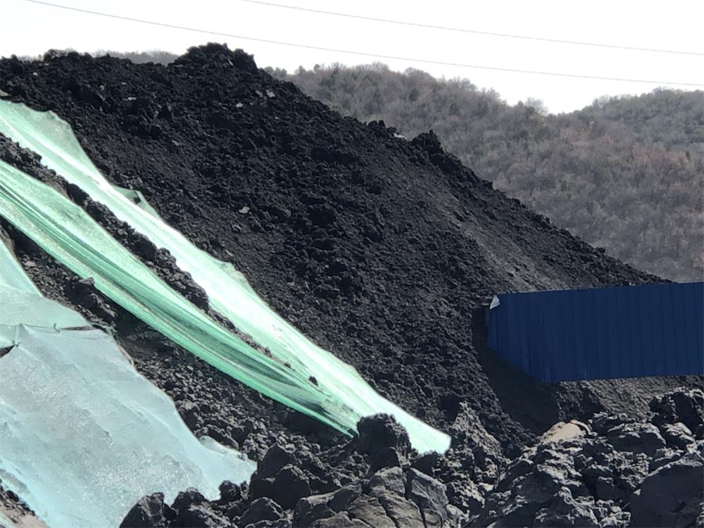 山西蒲县金汇洗煤厂煤泥随意倾倒裸露堆放