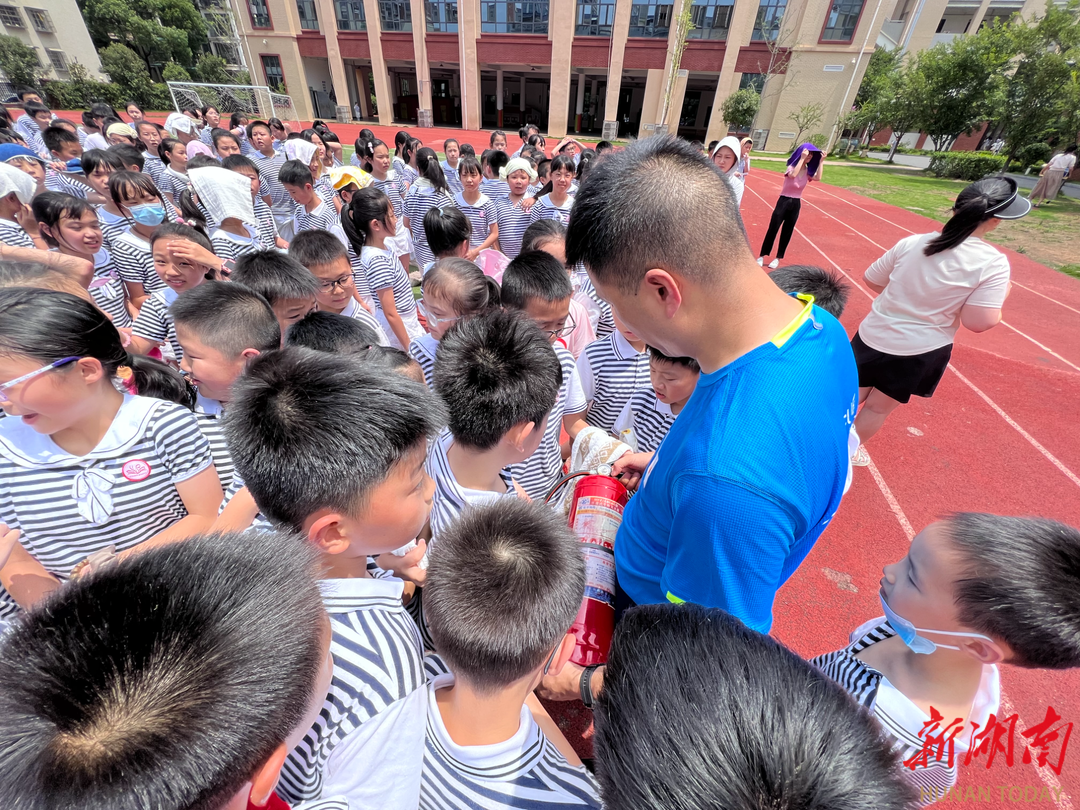 长沙市芙蓉区育才双新小学开展火灾逃生疏散体验活动