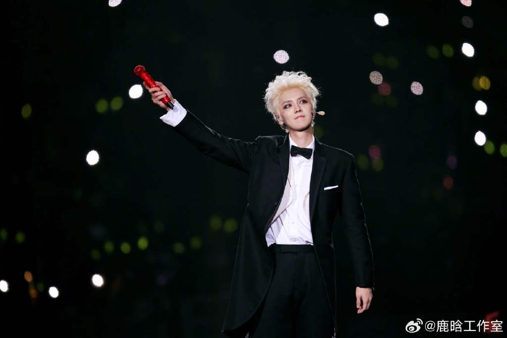 鹿晗晒演唱会后营业照,染金发化烟熏妆开心比v,精致耳钉十分抢镜