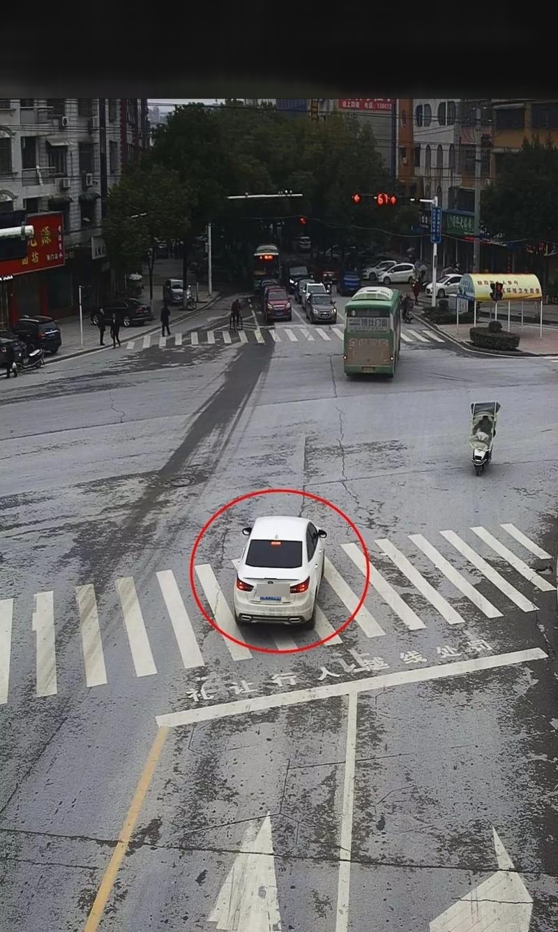 闯红灯是从后面拍吗?