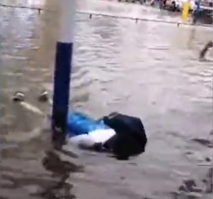 海南暴雨一学生在校门口触电倒地,官方:路灯杆导线因积水浸泡漏电