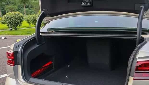 关闭后备箱时,要确保后备箱已经完全关闭并锁定