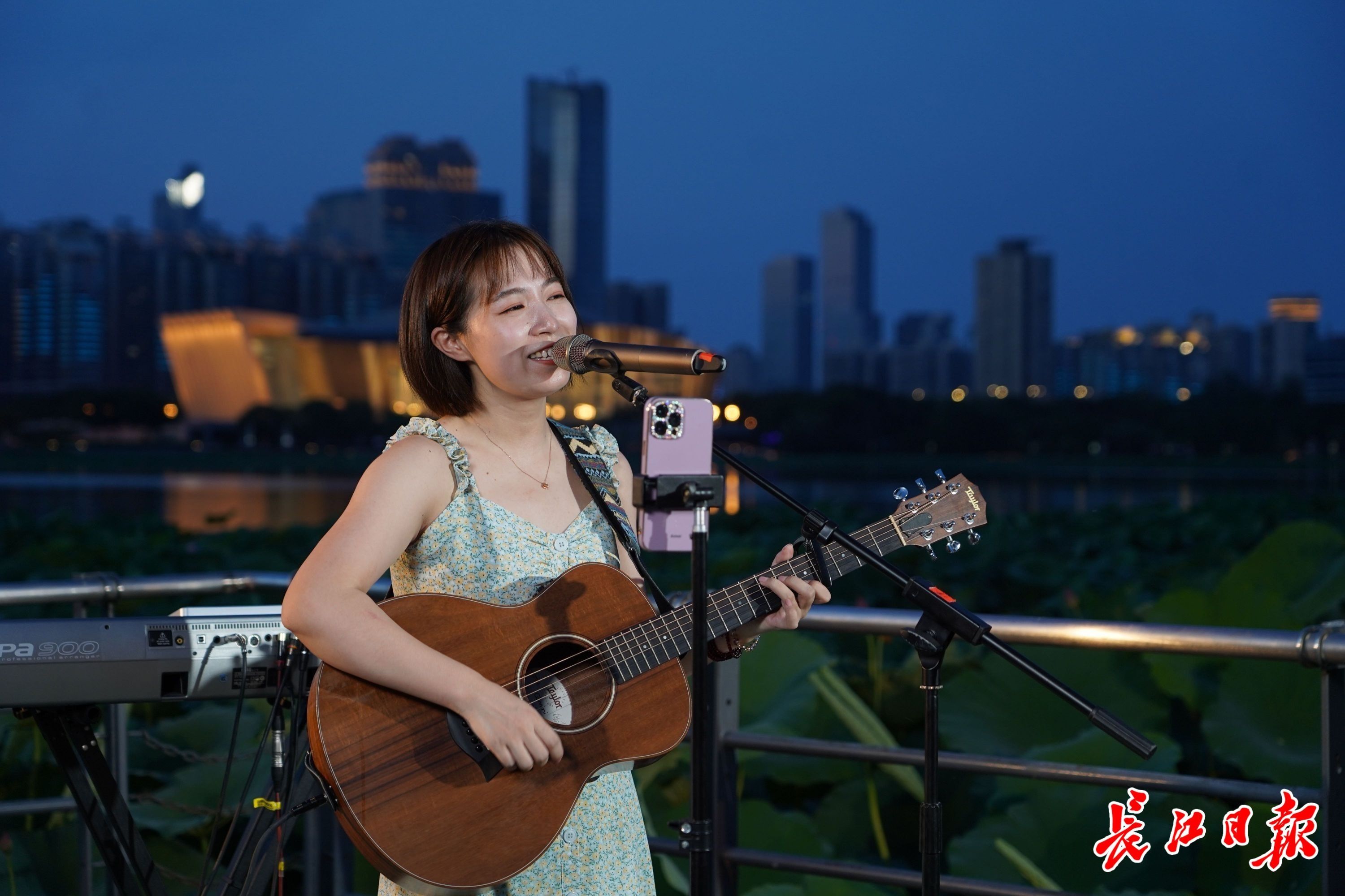 被湖水涟漪,荷花盛放的美景陶醉,长江日报"可视电台"常驻歌手田涵瑞