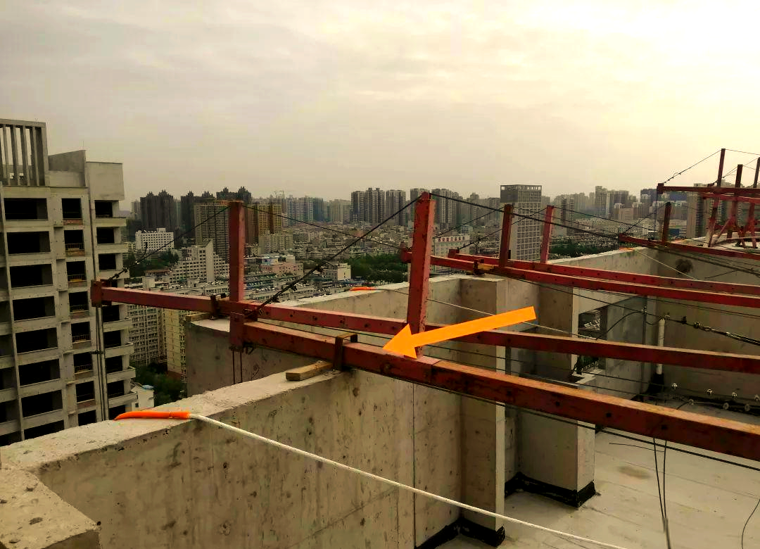 同时,吊篮的横梁必须采取可靠的固定措施,特别是在女儿墙上,以确保其