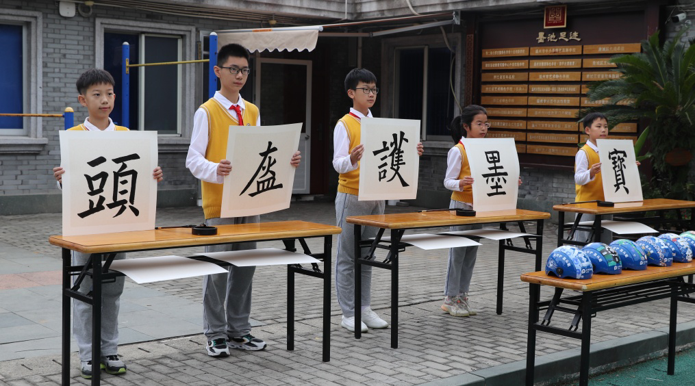 温州市墨池小学开展交通安全主题活动暨"共享头盔"启动仪式