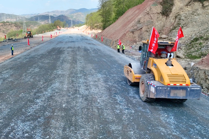 西昭高速路床施工拉开序幕