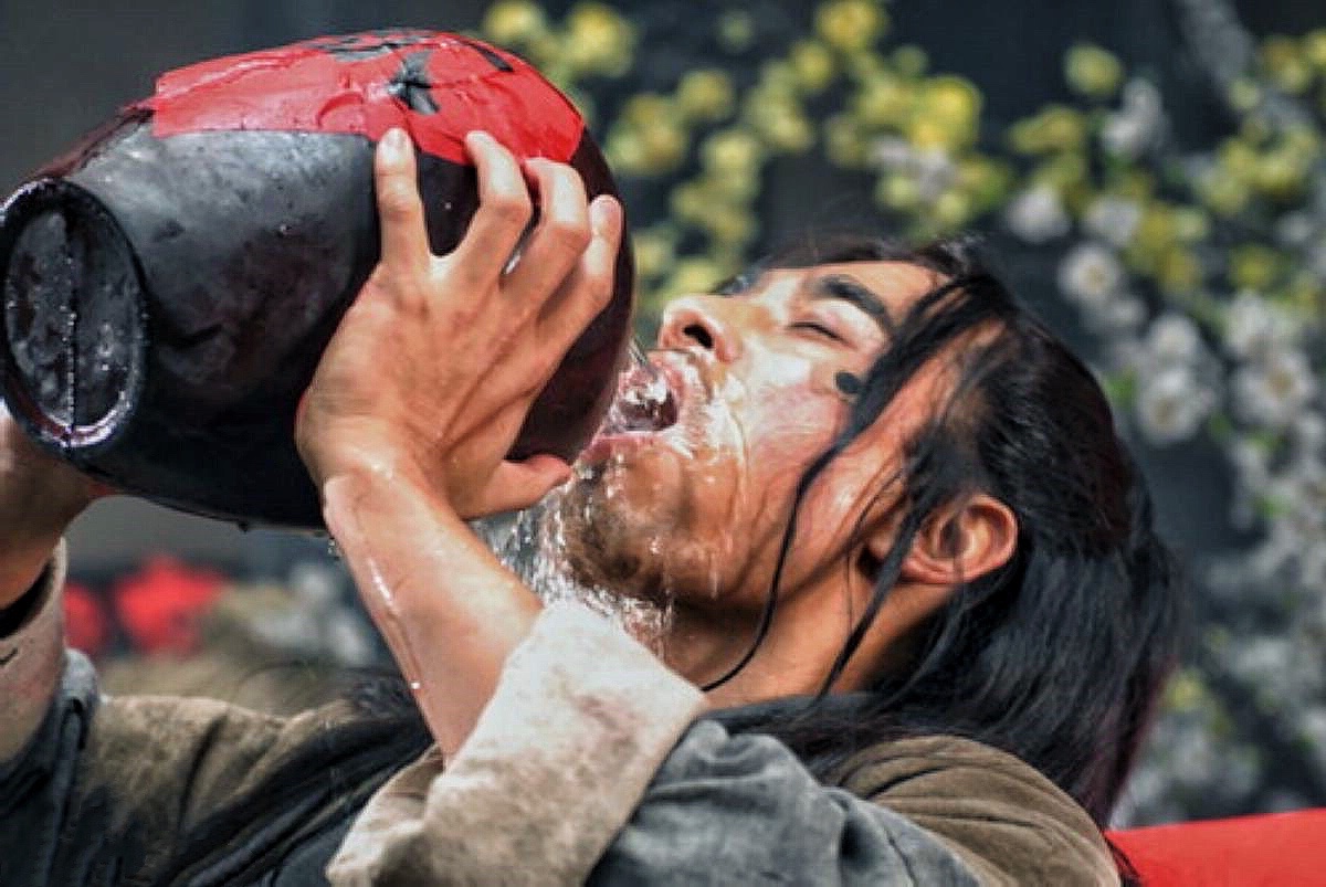 武松连喝18碗酒,为啥还能脚不软心不跳,空手打死一只百兽之王?
