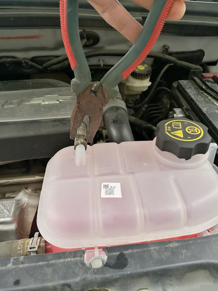 汽车副水箱的水为什么回不到主水箱?