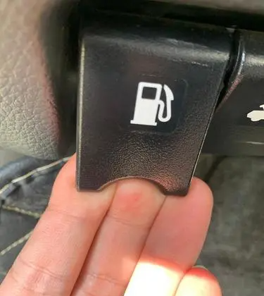 12款奇骏油箱开关在哪里