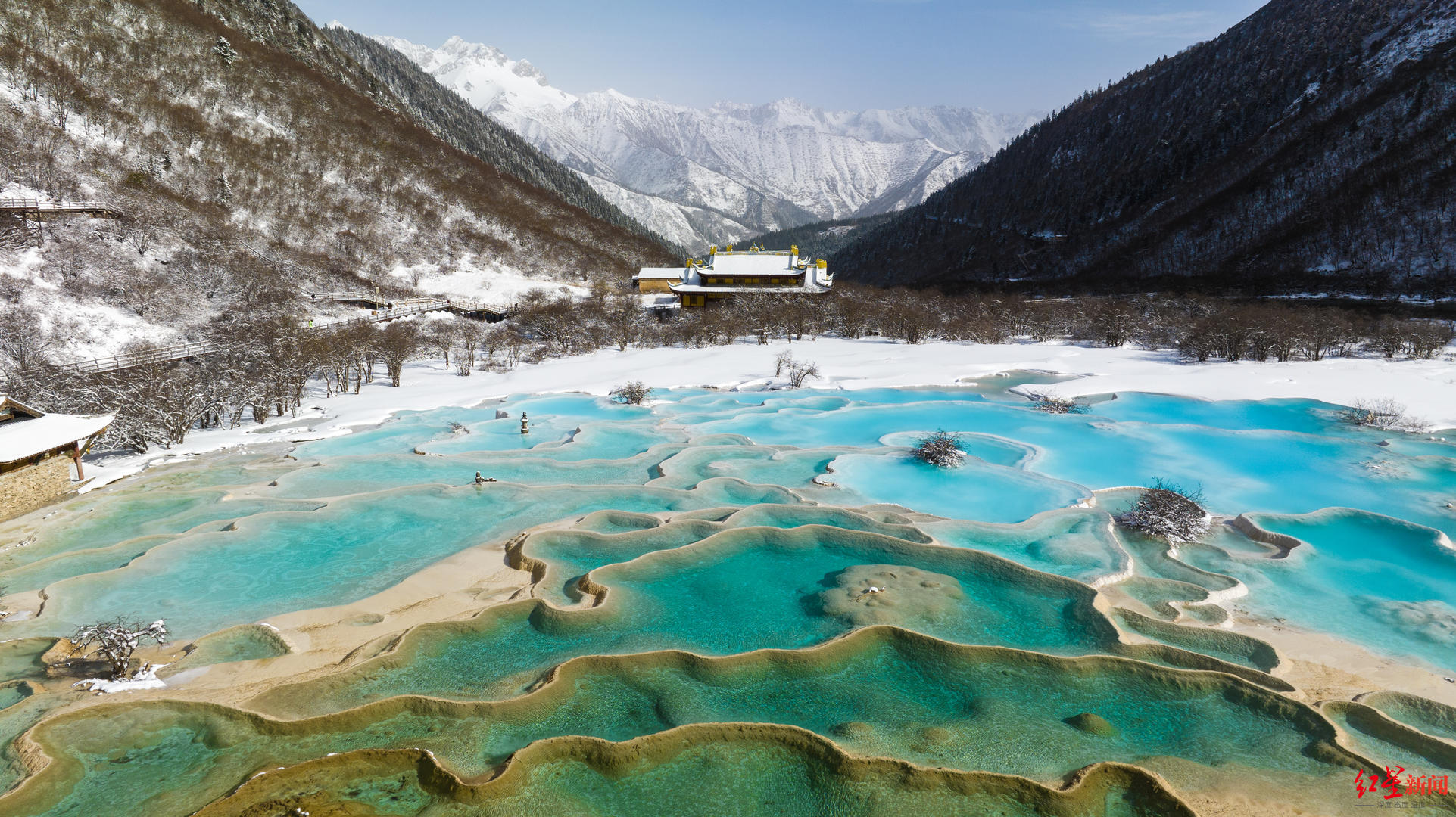 "大妈脚踩钙华滩池洗手"引热议 黄龙景区:一旦破坏很难恢复,将批评