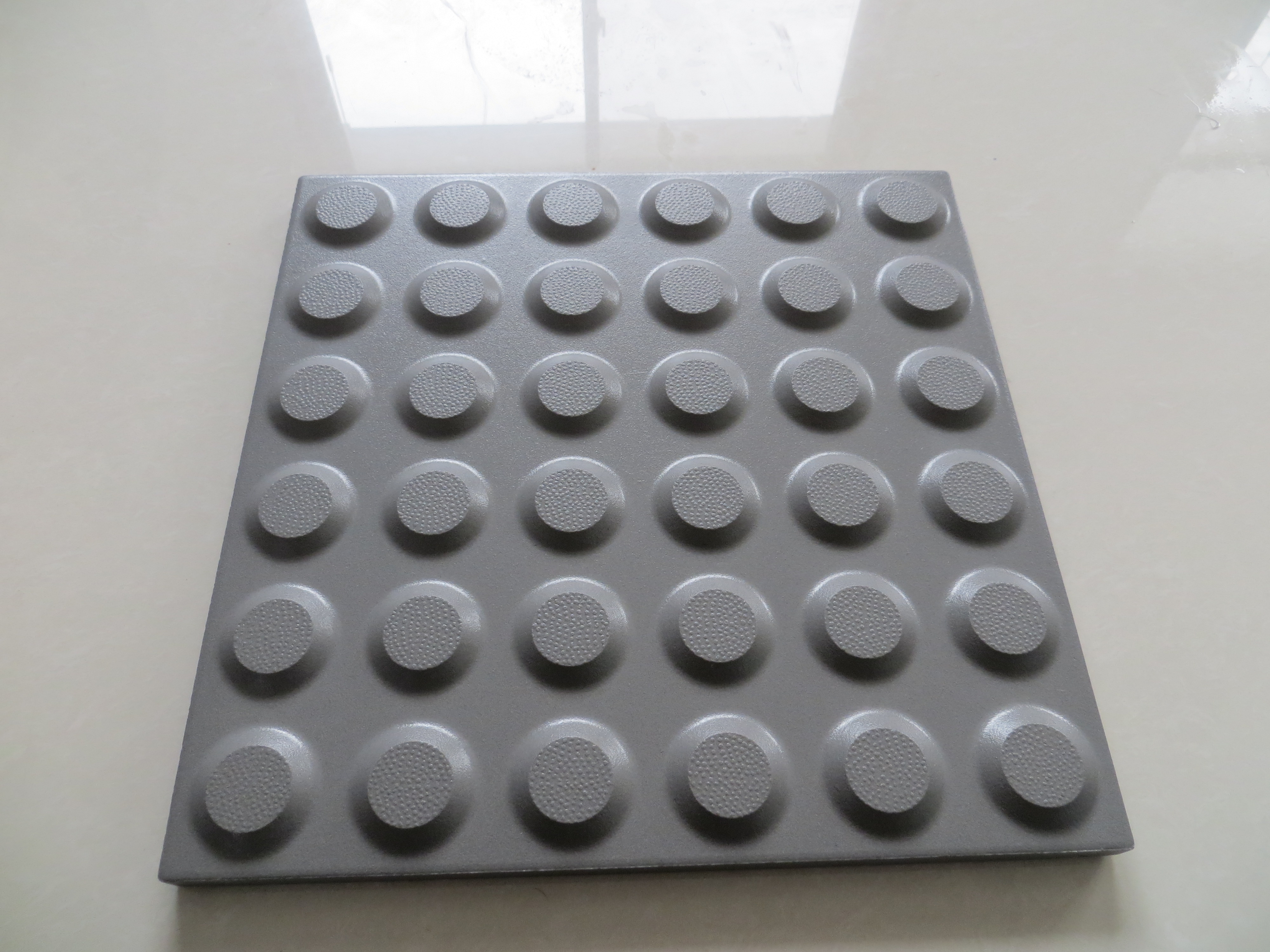 谈谈人生谈谈理想,谈谈盲道的起源-谈谈全瓷盲道砖的用处